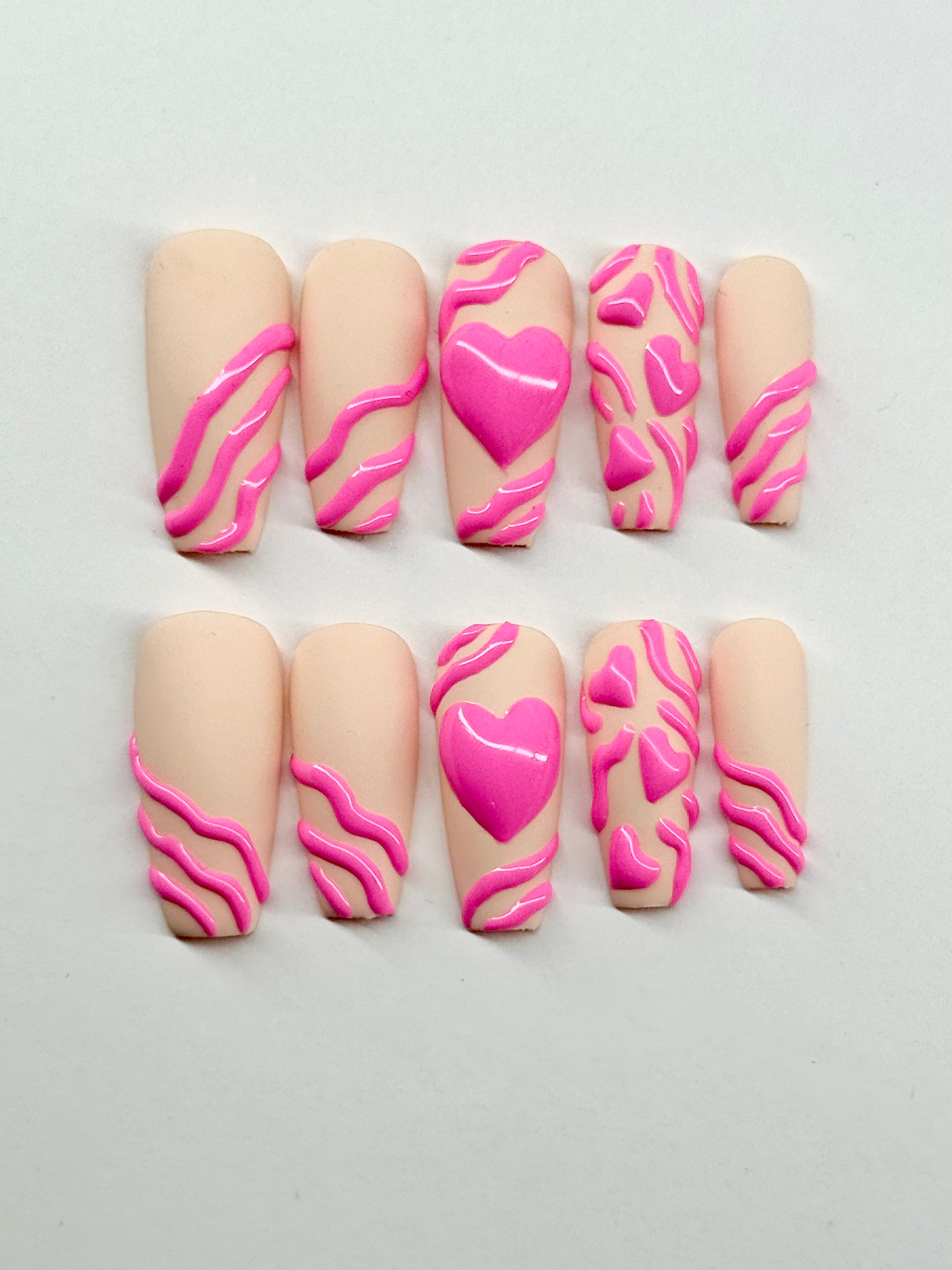 Set of decorative false nails with pink heart and wavy patterns 